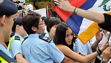 Honkongo apsauga sulaikė universiteto studentę  Christina Chan Hau-man, kuri prie&scaron; Olimpines jojimo varžybas Honkonge laikė Tibeto vėliavą.