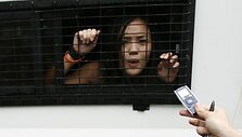 Honkongo apsauga sulaikė  Hongkongo universiteto studentę  Christina Chan Hau-man, kuri prie&scaron; Olimpines jojimo varžybas Honkonge laikė Tibeto vėliavą.