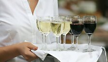 Draudimas prekiauti alkoholiu rugsėjo pirmąją itin piktina vie&scaron;bučių ir restoranų savininkus. 