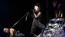 Madonna koncertuodama vis dar &scaron;okiruoja savo pasirodymais.