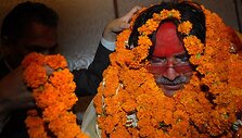 Pushpa Kamalis Dahalas i&scaron;rinktas nauju Nepalo vyriausybės vadovu. Tradici&scaron;kai jis pasveikintas gėlių girliandomis, veidas i&scaron;teptas raudonais dažais.