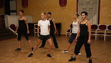Gyčio Ivanausko teatro aktoriai intensyviai repetuoja lapkričio pabaigoje pristatomą &scaron;okio spektaklį &bdquo;Raudonos kurpaitės.&ldquo;