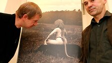 Menininkas Algis Gri&scaron;kevičius (de&scaron;inėje) per savo fotografijos parodos atidarymą.