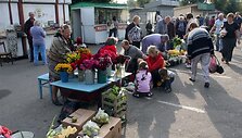 Į turgų nuo pat ankstyvo ryto skuba įvairiaus amžiaus kauniečiai.