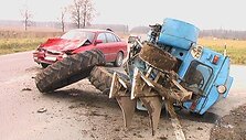 ) Po susidūrimo nukentėjo traktorininkas, jam sumu&scaron;ta galva. 
