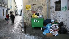 Kauno senamiesčio gyventojus jau daugybė metų piktina nuolatos apkrauti &scaron;iuk&scaron;lių konteineriai.