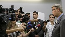 Latvijos prezidentas Valdis Zatlers bendrauja su žiniasklaida po referendumo dėl parlamento paleidimo teisės. 