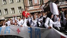 &bdquo;Medicinos mokslus kalsim, kol numirėlius prikelsim&ldquo;, &ndash; ne&scaron;damiesi milžini&scaron;ką &scaron;irdį bei žaltį skandavo medicinos fakulteto pirmakursiai.