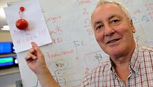 LHC (Large Hadron Collider) projekto lyderis  Lynas Evansas 
