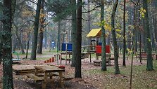  Kempinge &scaron;iuo metu įrengta infrastruktūra nameliams ant ratų bei palapinėms, universali sporto aik&scaron;telė, vaikų žaidimo aik&scaron;telė.