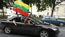 Vilniečiai džiūgauja dėl lietuvių pergalės Pekine