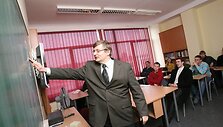 VDU administracija tikina, jog darbuotojai nėra verčiami eiti nemokamų atostogų, tik pra&scaron;omi solidarizuotis ir padėti universitetui sutaupyti. 
