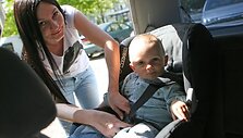 Jauna mama Agnė, savo sūnelį Armandą vežiojanti specialioje kėdutėje, džiaugėsi, kad judrus vaikas labai ramiai joje sėdi.