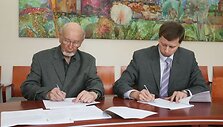 Dailės kūrinių kolekcijos dovanojimo sutartį vakar pasira&scaron;ė prof. A.Mi&scaron;kinis (kairėje) ir miesto meras A.Kupčinskas. 