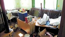 &Scaron;iame socialiniame būste saugoma prekybos įranga, indai, prekės.