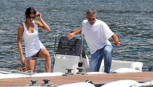 Populiari Italijos televizijos žvaigždė ir manekenė E.Canalis ir aktorius G.Clooney.
