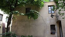 Palėpės rekonstrukcija į butą Žydų g. 4A, Vilniuje. Apčioje &ndash; skylanti siena.