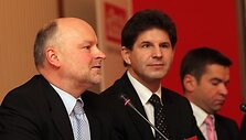 Susisiekimo viceministras R.Va&scaron;takas (viduryje) tvirtino valdi&scaron;ko darbo ėmęsis ne dėl geresnių finansinių sąlygų.
