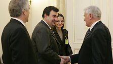 Vadovavimą ambasadai prie &Scaron;ventojo Sosto perėmęs V.Ali&scaron;auskas (antras i&scaron; kairės) už savo butą moka daugiau, nei prie&scaron; metus klojo A.Saudargas su žmona.