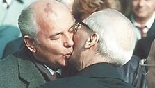 1989 metų spalį minint VDR 40-ąsias metines M.Gorbačiovas ir E.Honeckeris broli&scaron;kai bučiavosi, o po kelių savaičių griuvo Berlyno siena.
