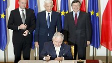 Lenkijos prezidentas L.Kaczynskis &scaron;e&scaron;tadienį pasira&scaron;ė Europos Sąjungos Reformų sutartį.