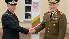 Lietuvos kariuomenės vadas A.Pocius (de&scaron;inėje) ir Valstybės sienos apsaugos tarnybos vadas S.Stripeika 