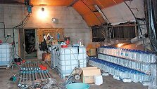 Padidėjus degtinės akcizui, pareigūnai demaskuoja vis daugiau nelegalių pilstuko fabrikėlių.