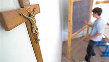 Visoje Italijoje klasėse kabo Nukryžiuotasis.