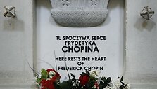 F.Chopino &scaron;irdis palaidota Var&scaron;uvos &Scaron;v. Kryžiaus bažnyčioje.