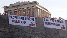 Protestuotojų plakatai Atėnų Akropolyje