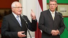 V.Klausas (kairėje) paai&scaron;kino V.Zatlerui, kodėl Čekija neskuba į euro zoną.