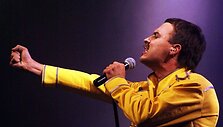 Grupės &bdquo;Queen&ldquo; vokalistą F.Mercury įkūnys dainininkas Mantas.