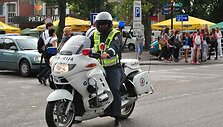 Policininkas su motociklu