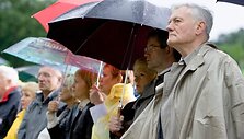 Prezidentas Valdas Adamkus stebi dainų dienos koncertą &bdquo;Dainos ratu&ldquo; Vilniaus Vingio parke. 