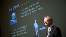 Nobelio komitetas Stokholme veikiančiame Karolio institute paskelbė R.Edwardsą Nobelio medicinos premijos laimėtoju.
