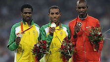 Naujasis pasaulio rekordininkas Micah Kogo (de&scaron;inėje) &ndash; Pekino olimpiados bronzos medalio laimėtojas