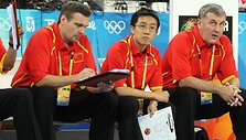 Jonas Kazlauskas (de&scaron;inėje) ir Guo Shiqiangas (viduryje)