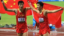 Triumfuoja Kinijos barjerininkai Liu Xiangas (de&scaron;inėje) bei Shi Dong Pengas