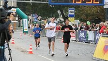 Paulius Augulis Vilniaus maratono trasoje (kairėje)