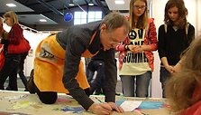 K. Kasparavičius su vaikais pie&scaron;ia žirafą