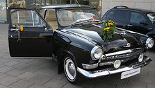 Būsimuosius jaunuosius viliojo prabangūs automobiliai...
