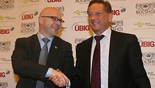 VEKS vadovas Rolandas Kvietkauskas spaudžia ranką Vladimirui Romanovui