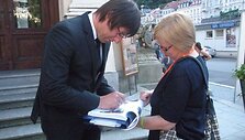 Režisierius Ignas Mi&scaron;kinis dalijo autografus