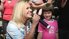Ingrida Martinkėnaitė apsupta mažų gerbėjų