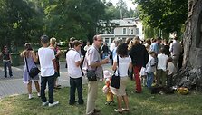 Trečiadienio popietę Jurga &Scaron;eduikytė ir jos mylimasis Vidas Bareikis jiems svarbioje vietoje Juodkrantėje sumainė aukso žiedus. Tuo pat metu muzikalioji pora sugalvojo pakrik&scaron;tyti ir savo beveik vienerių metų sūnelį Adą. 