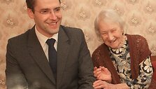Rolandas Vilkončius su senole Nina