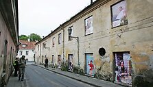 Menas netikėtose erdvėse