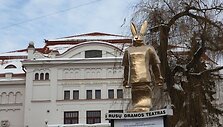 &bdquo;Zuikio Pleibojaus&ldquo; spektaklius grupė &bdquo;Antis&ldquo; reklamuoja zuikio statula