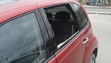 I&scaron;daužtas automobilio lango stiklas