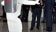 Robotas Asimo &scaron;oka pirncui Charles